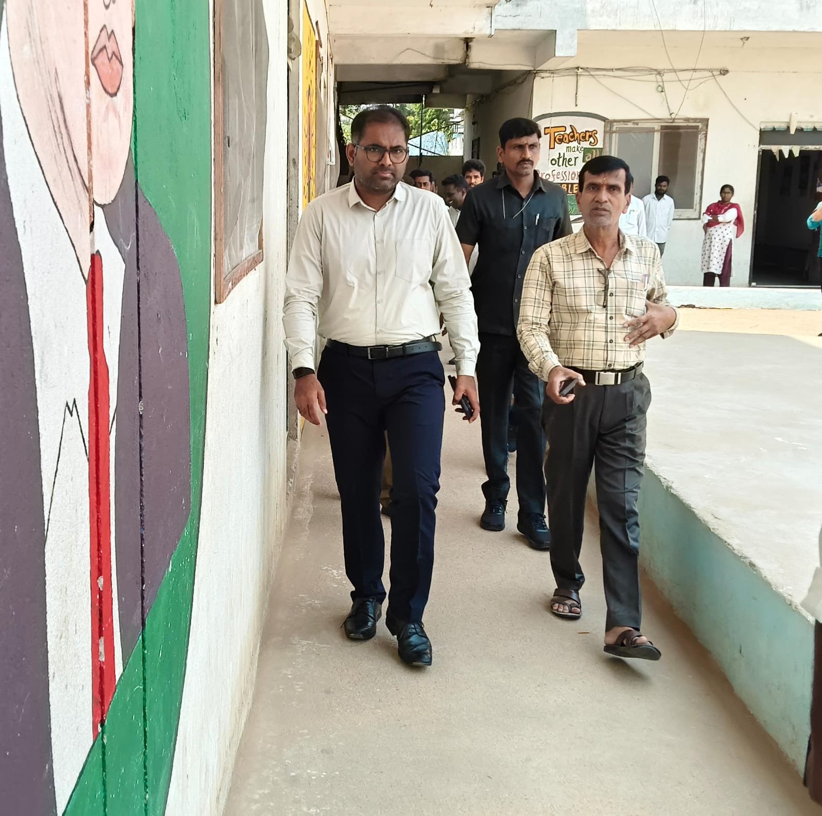 సుల్తానాబాద్ ఎస్సీ రెసిడెన్షియల్ పాఠశాలను పరిశీలించిన జిల్లా కలెక్టర్